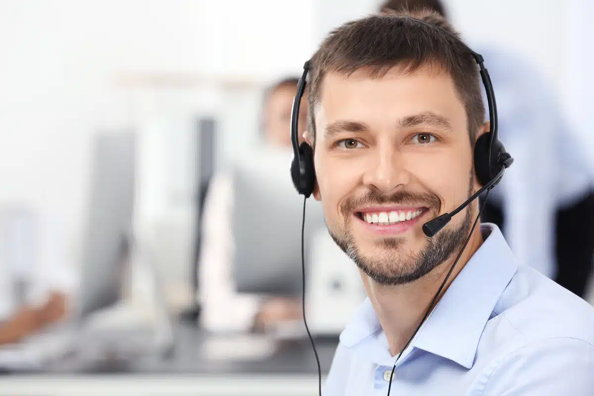 Male consulting manager with headset in office AdobeStock 183095502